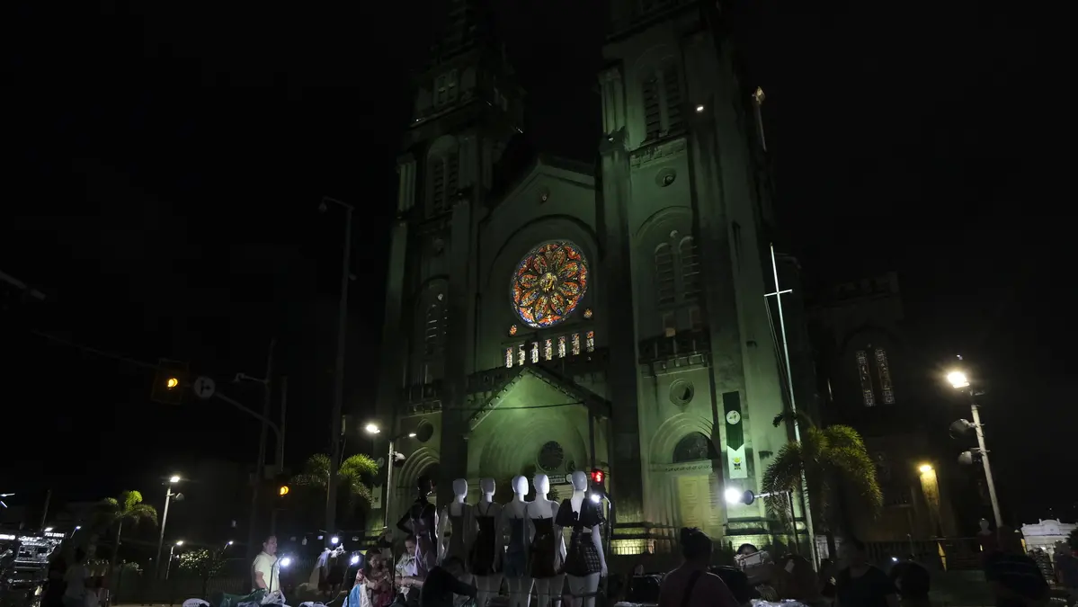 Foto que contém uma série de manequins com roupas em frente à Catedral Metropolitana de Fortaleza