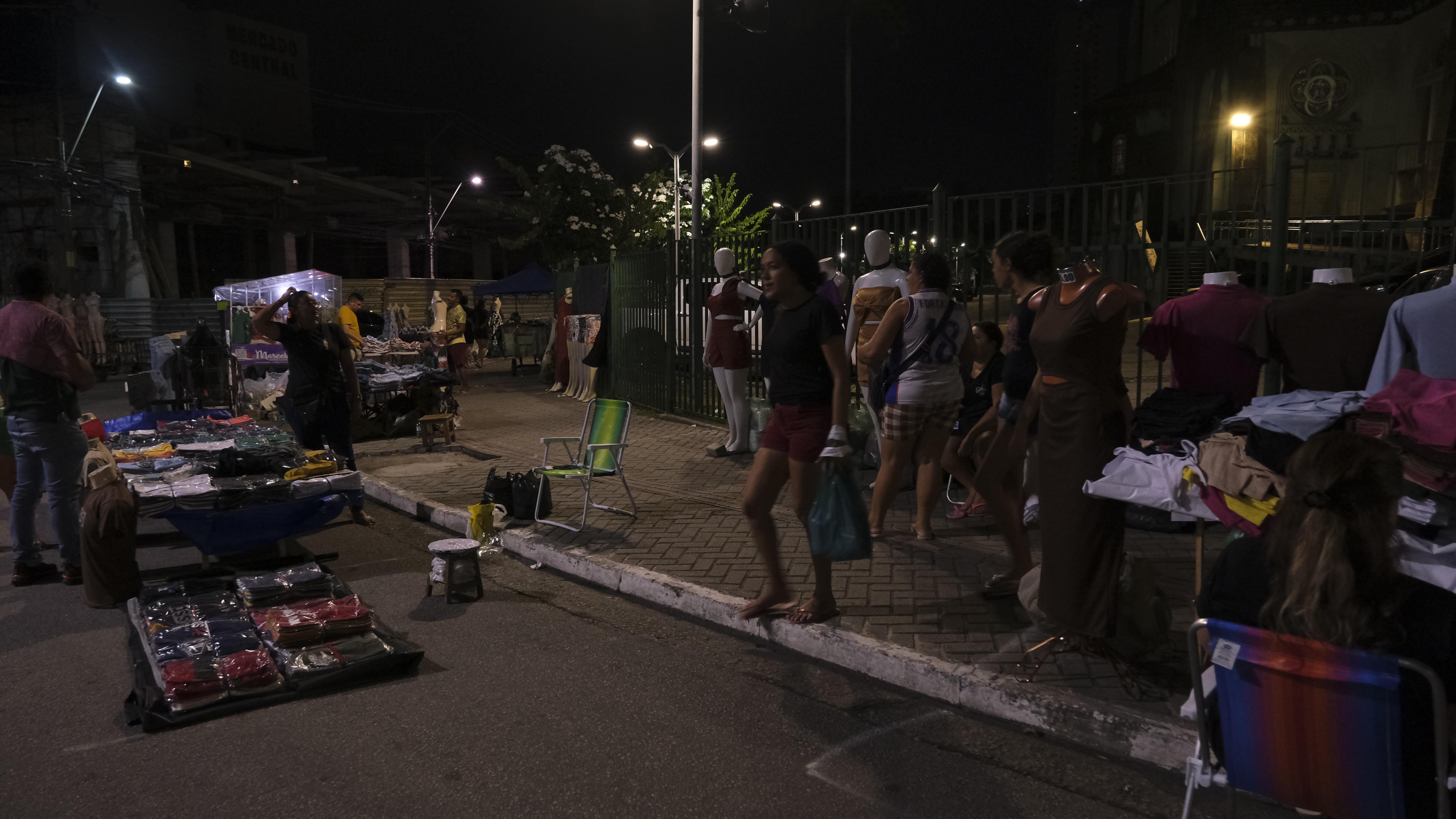 Ocupação da calçada durante a Feira da Madrugada
