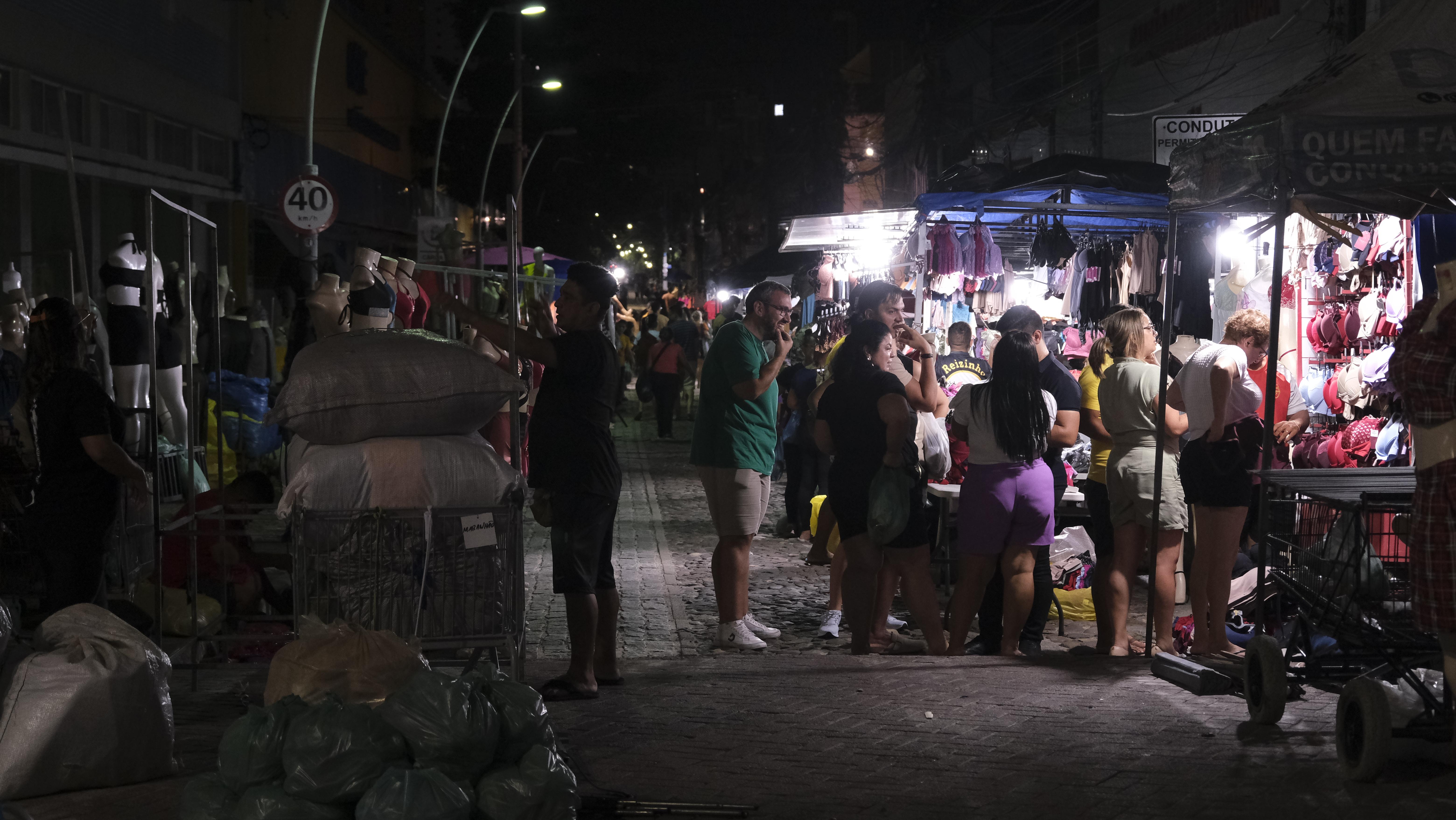 Ocupação na rua durante a Feira da Madrugada