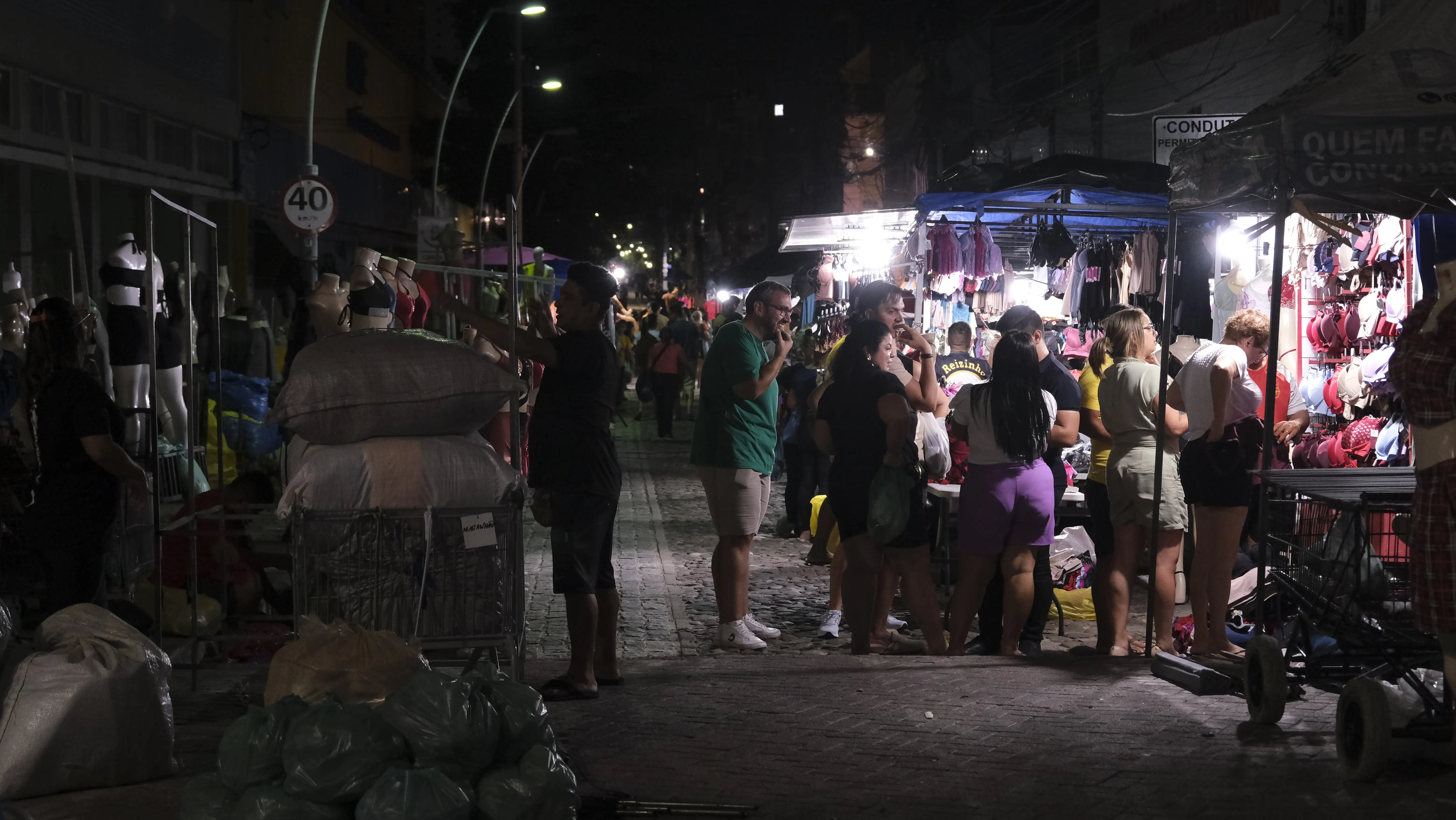 Ocupação na rua durante a Feira da Madrugada