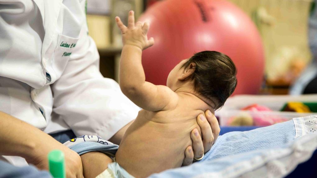 Congresso derruba veto e retoma pagamento de pensão vitalícia para crianças  com Zika - País - Diário do Nordeste