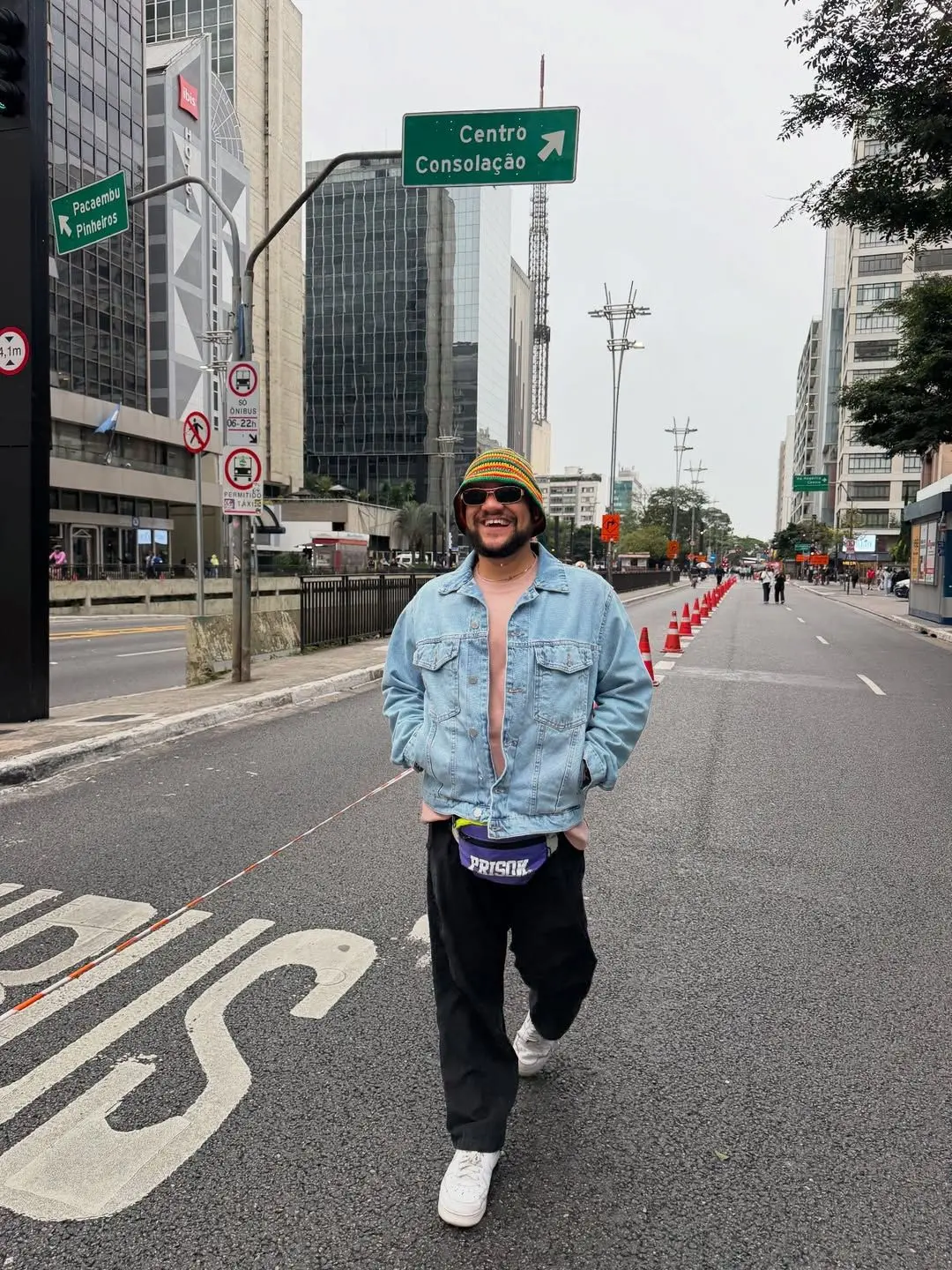 apresentador Gominho, caminhando pela avenida paulista, em são paulo, ele mudou o estilo de vida e perdeu 53kg