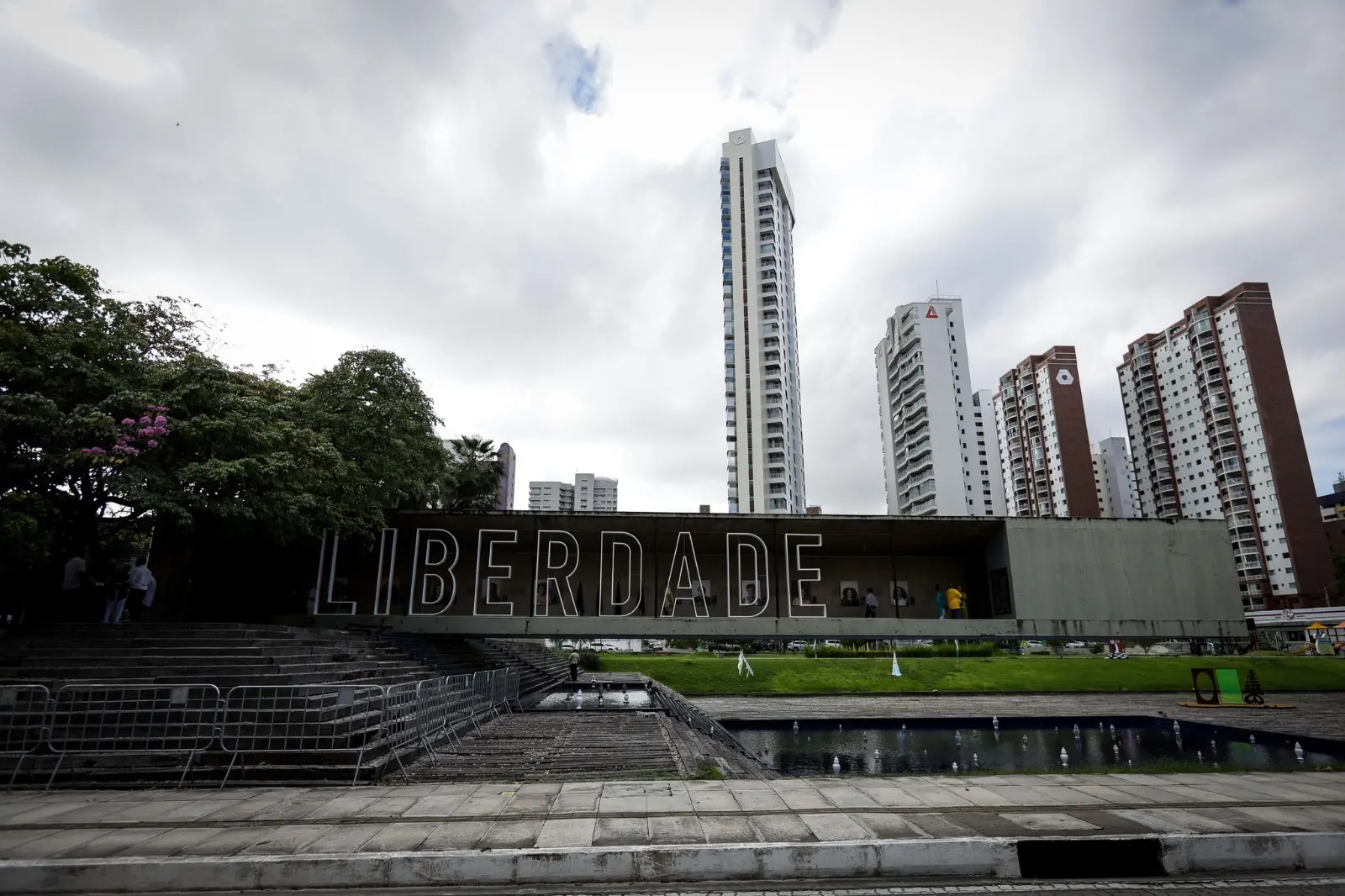 Prédio horizontal com a palavra 