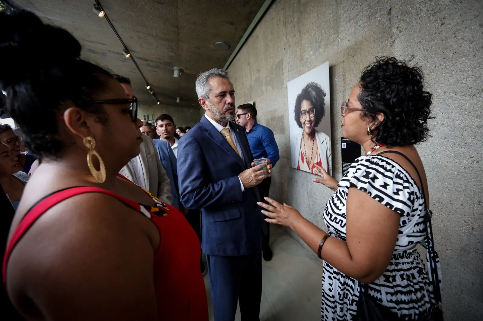 Governador Elmano assinou decreto que cria a Galeria. Na foto, com a gestora Cícera Barbosa e a curadora Ana Aline Furtado