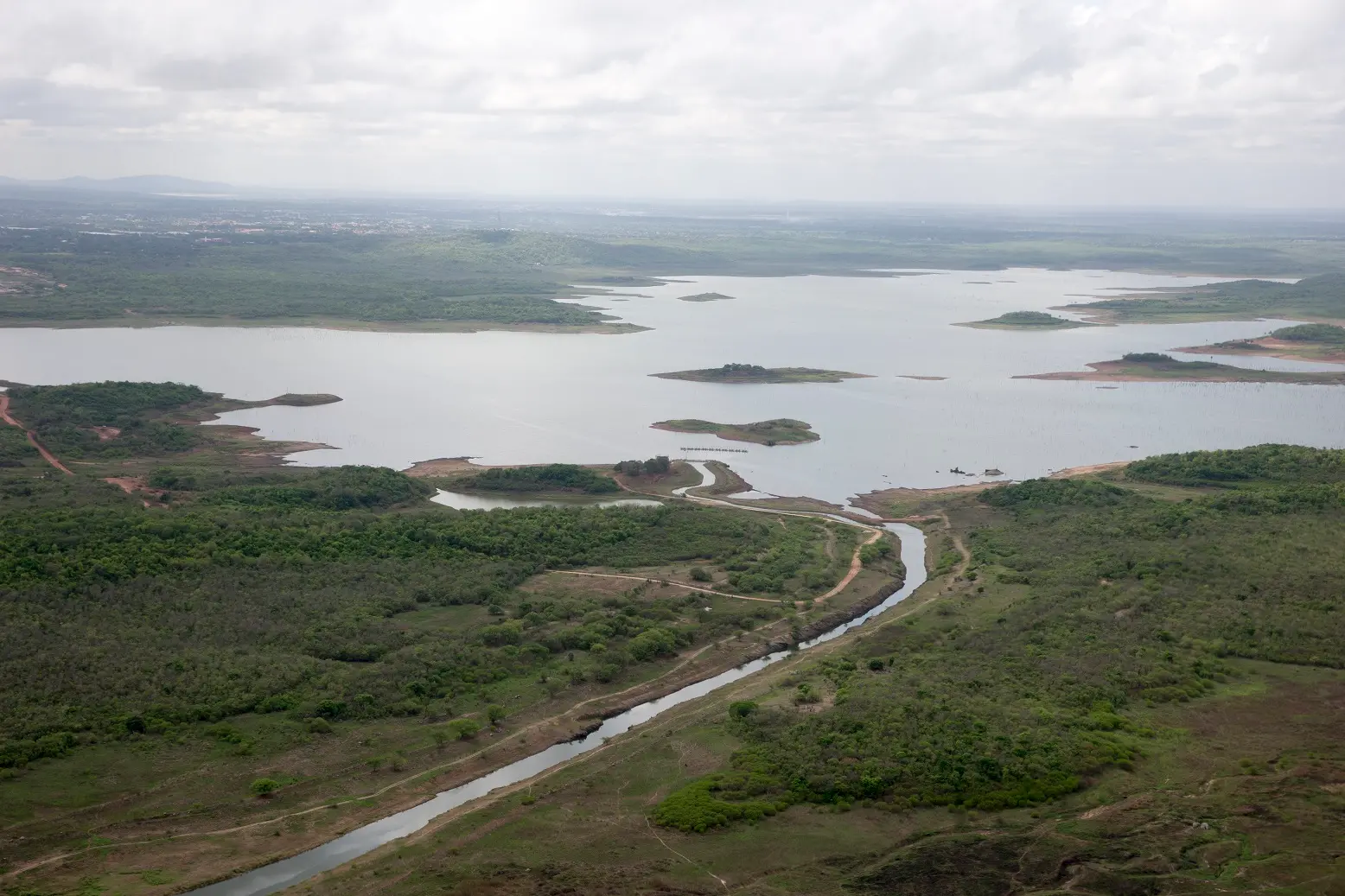 Foto aérea do canal do Eixão das Águas chega ao açude Pacajus, na Região Metropolitana de Fortaleza; obra busca duplicar transporte
