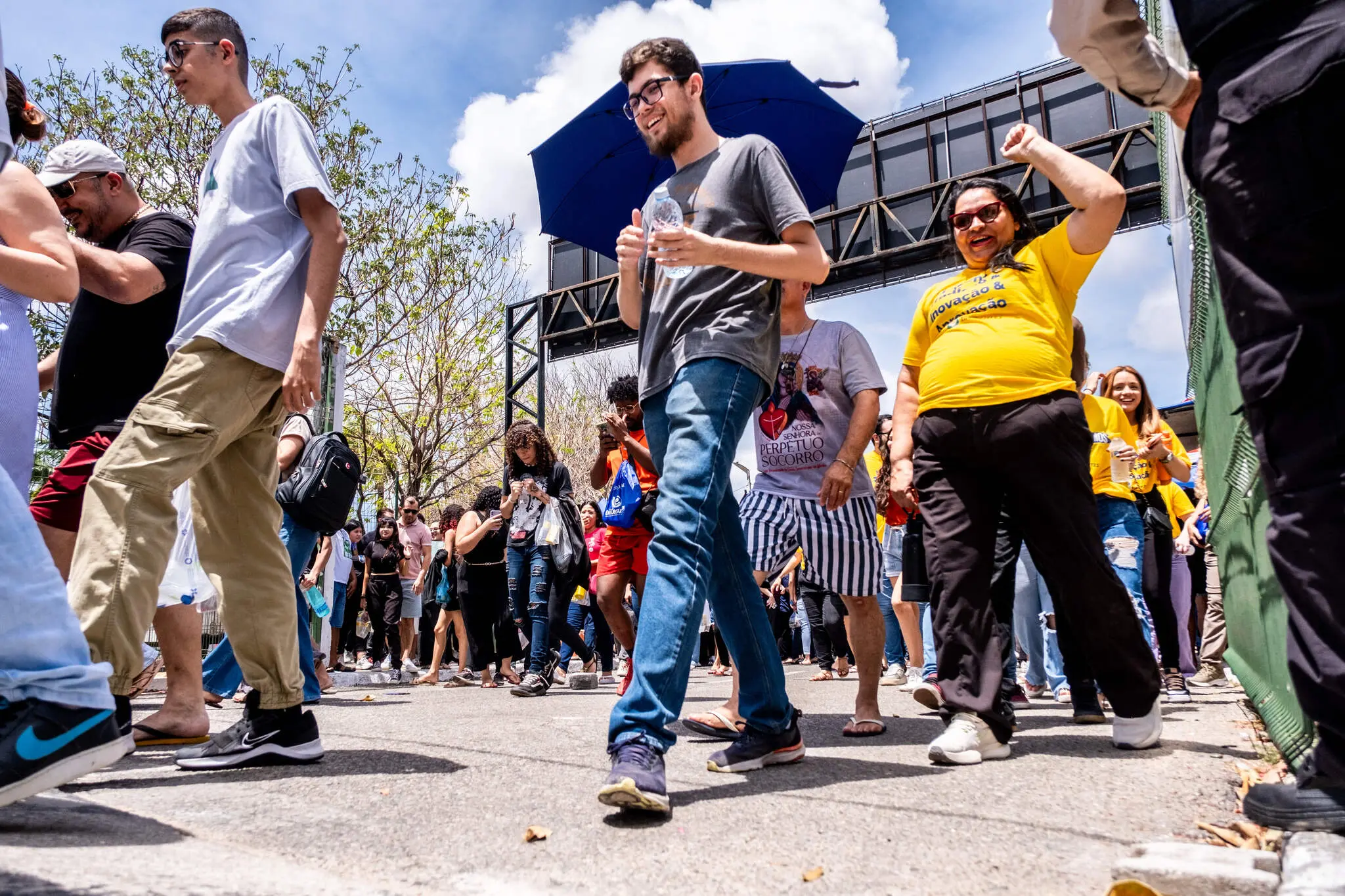 Candidatos entram no local de prova para o vestibular da UECE