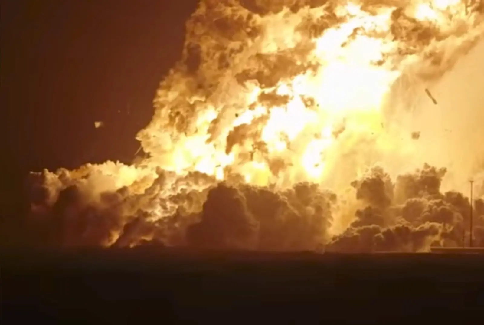 Imagem da explosão de Foguete da SpaceX durante abastecimento