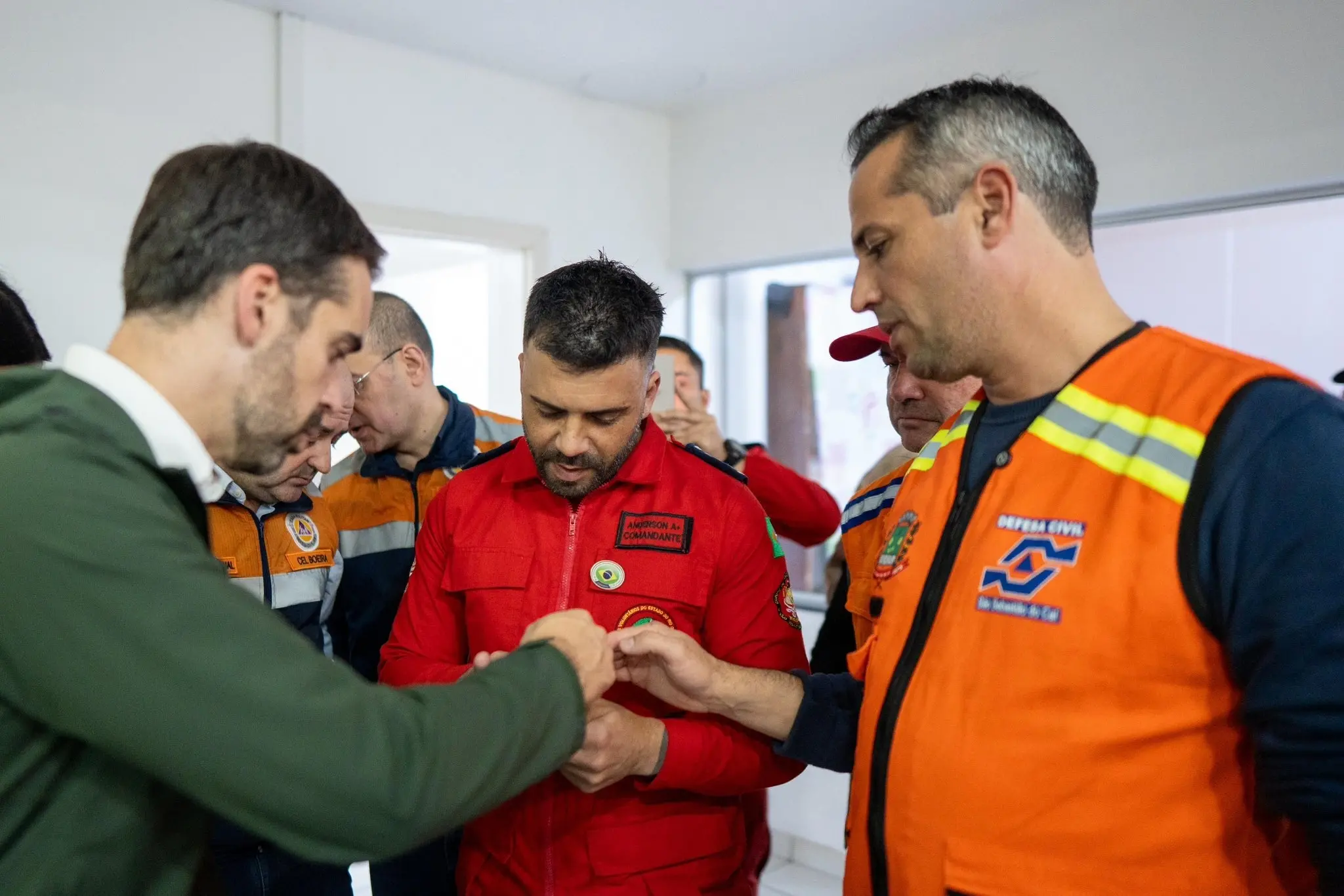 Eduardo Leite com membros da Defesa Civil acompanhando situação das chuvas no RS