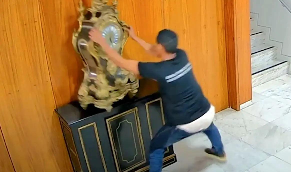 Produzido pelo francês Balthazar Martinot, o relógio foi dado de presente ao imperador Dom João VI pela corte francesa em 1808