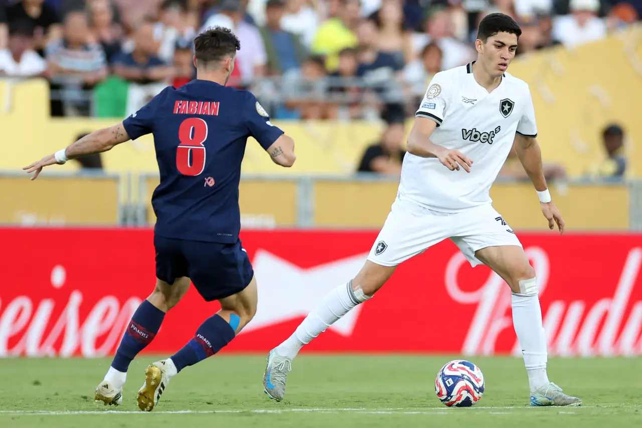 Zagueiro Jair em disputa de bola com jogador do PSG