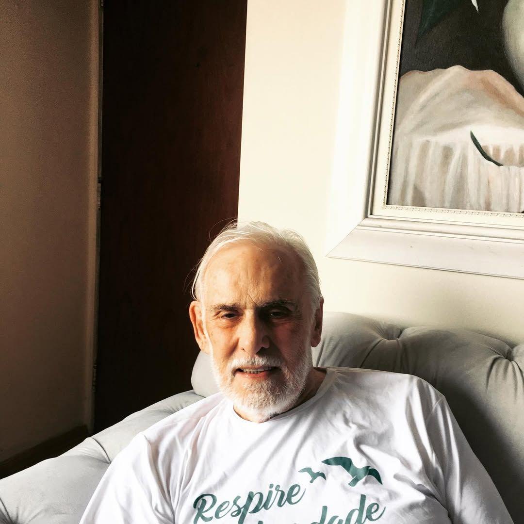 foto de Francisco Cuoco, sentado, vestindo camisa branca. ator morreu aos 91 anos