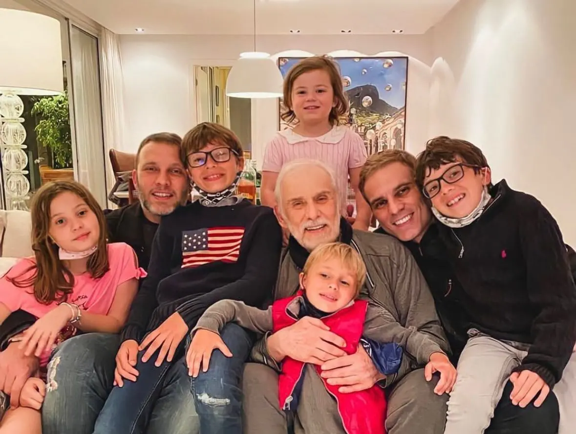 Francisco Cuoco em foto de família com netos e filhos