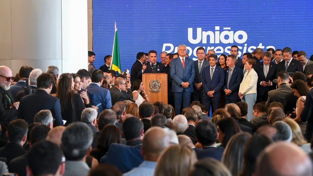 Parlamentares e dirigentes partidários do União Brasil e Progressistas no anuncio da federação