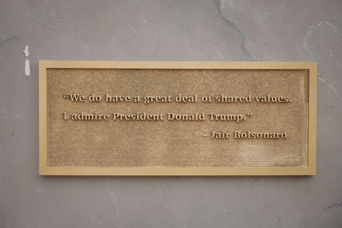 Frase que Bolsonaro disse sobre Trump adicionada a estátua-protesto em frente a Casa Branca nos EUA