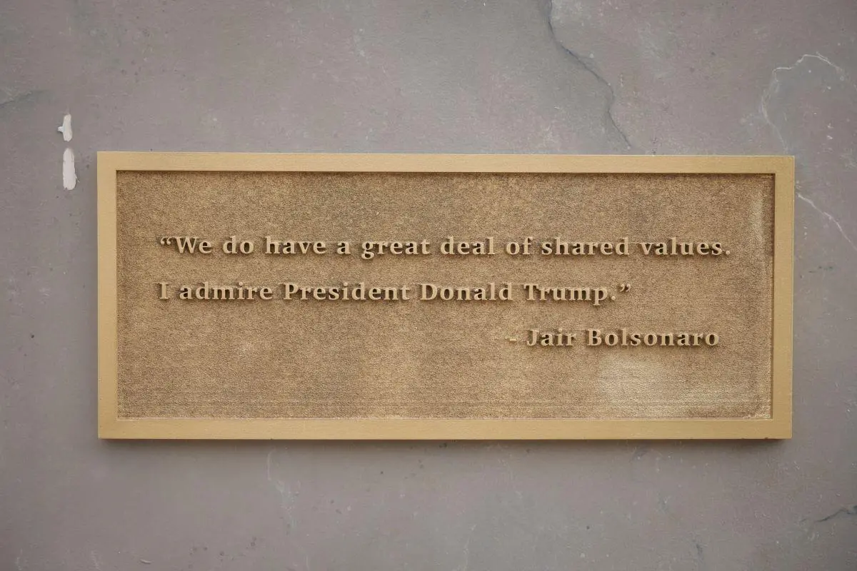 Frase que Bolsonaro disse sobre Trump adicionada a estátua-protesto em frente a Casa Branca nos EUA