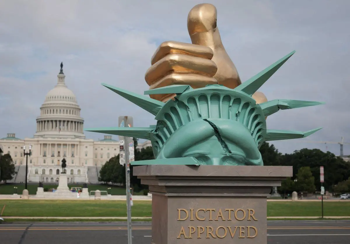 Foto da estátua-protesto contra Donald Trump, erguida em frente a Casa Branca com frase de Bolsonaro sobre presidente norte-americano
