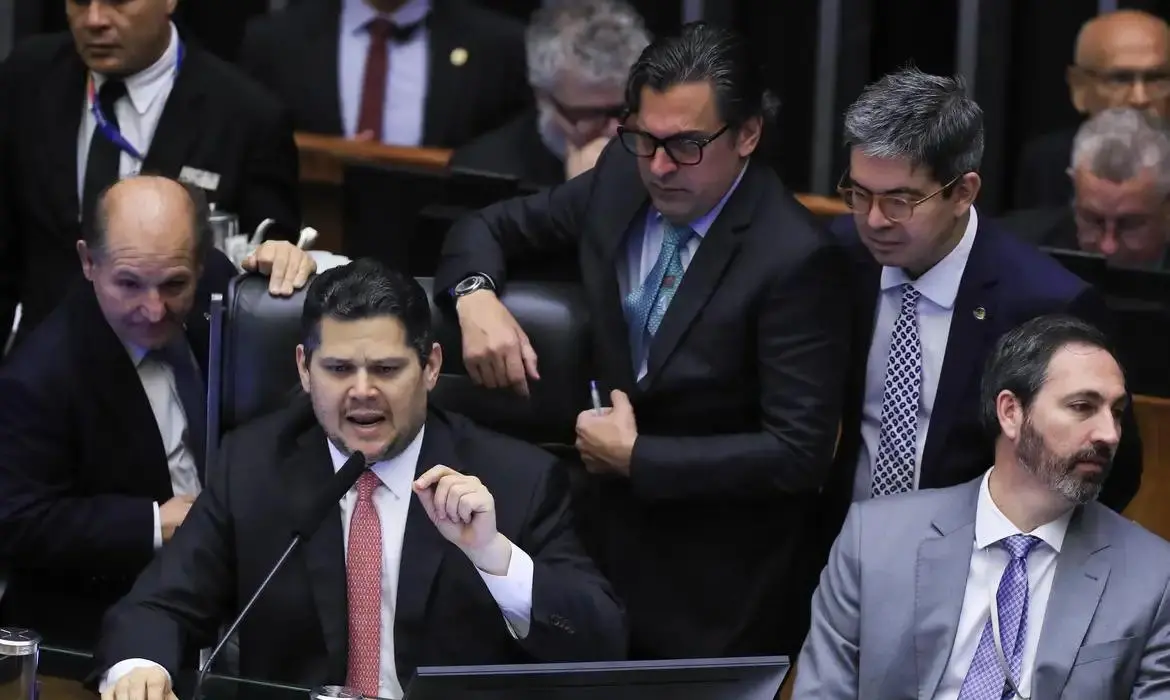 Presidente do Congresso Nacional, o Senador Davi Alcolumbre, durante votação conjunta. Imagem usada para matéria informando sobre o voto dos parlamentares que podem favorecer o aumento da conta de luz