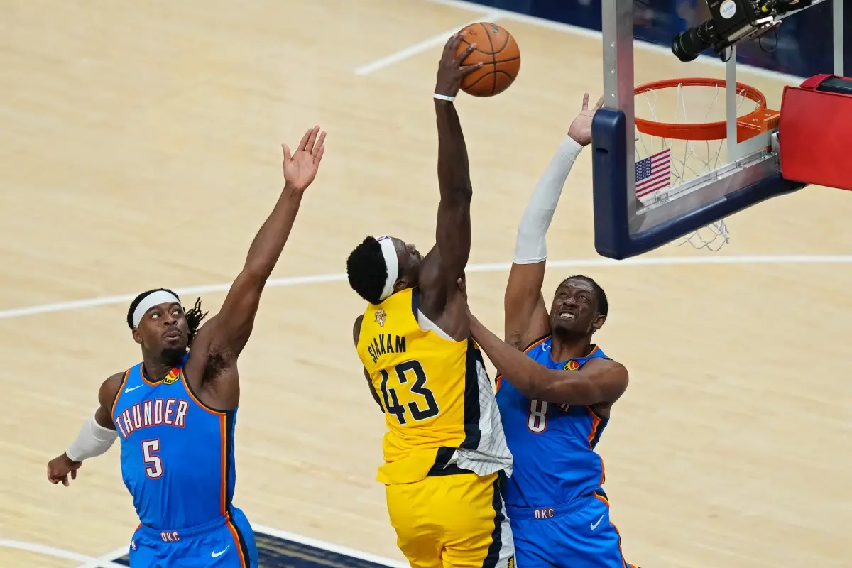 Foto de Pascal Siakam, do Indiana Pacers, em enterrada espetacular no jogo 6 da final da NBA contra o Oklahoma City Thunder.