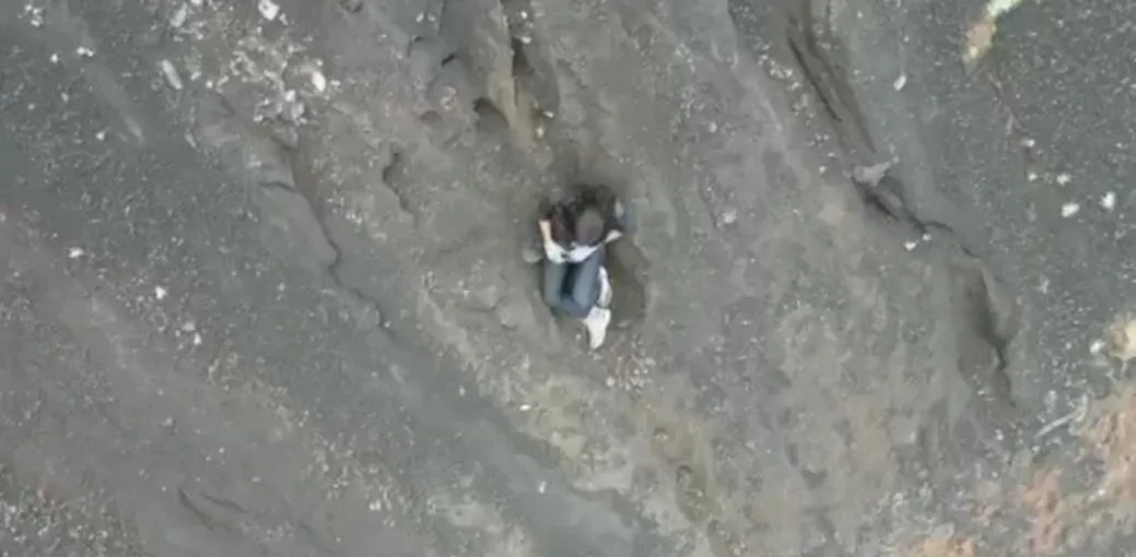 Vídeo feito via drone por turistas mostra jovem brasileira caída a 300 metros de trilha na Indonésia