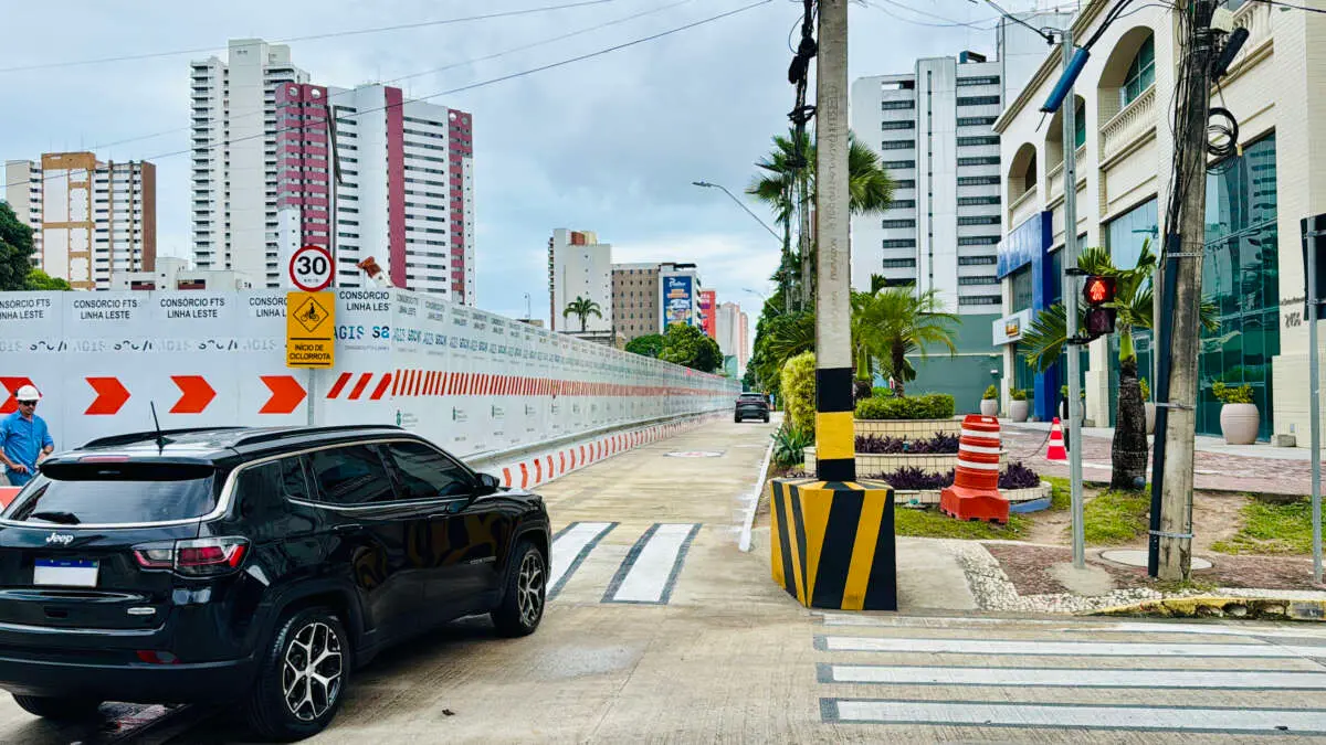 Imagem da via liberada na Av. Santos Dumont em construção, carro preto e sinalização de trânsito; trecho entre as ruas Nunes Valente e Tibúrcio Cavalcante volta a receber veículos a partir deste sábado (21).
