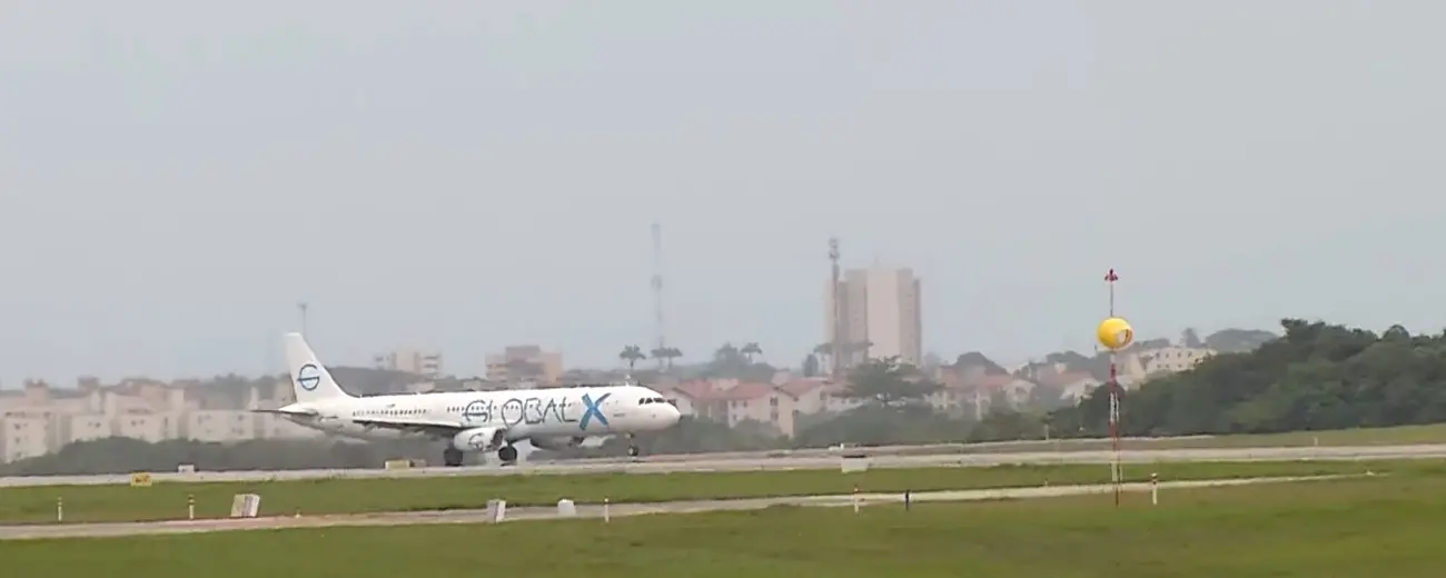 Imagem do avião vindo dos Estados Unidos com deportados brasileiros e pousando no Aeroporto Internacional Pinto Martins, em Fortaleza.