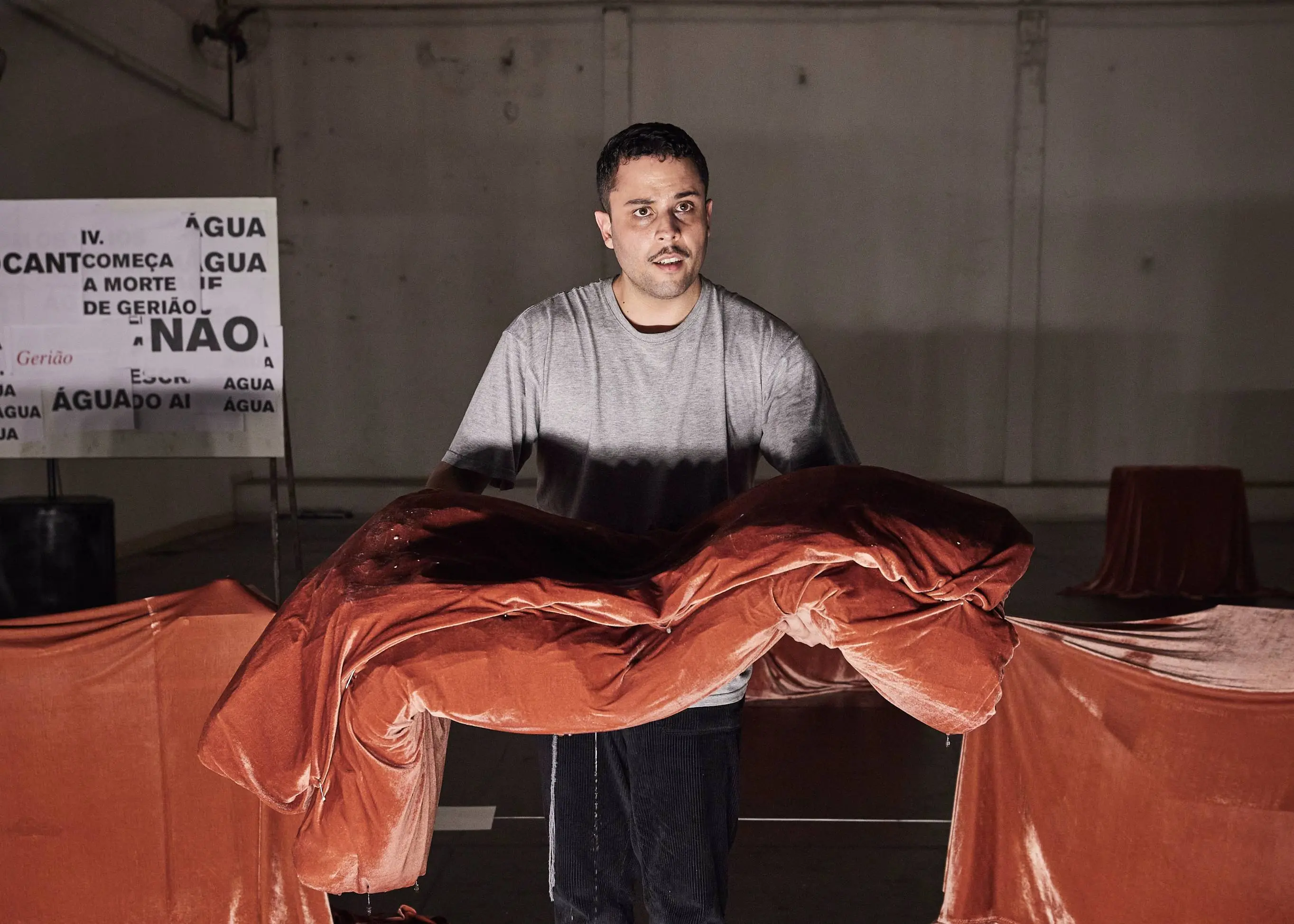 Montagem de Autobiografia do vermelho no Rio de Janeiro, trabalho de Bruno Siniscalchi