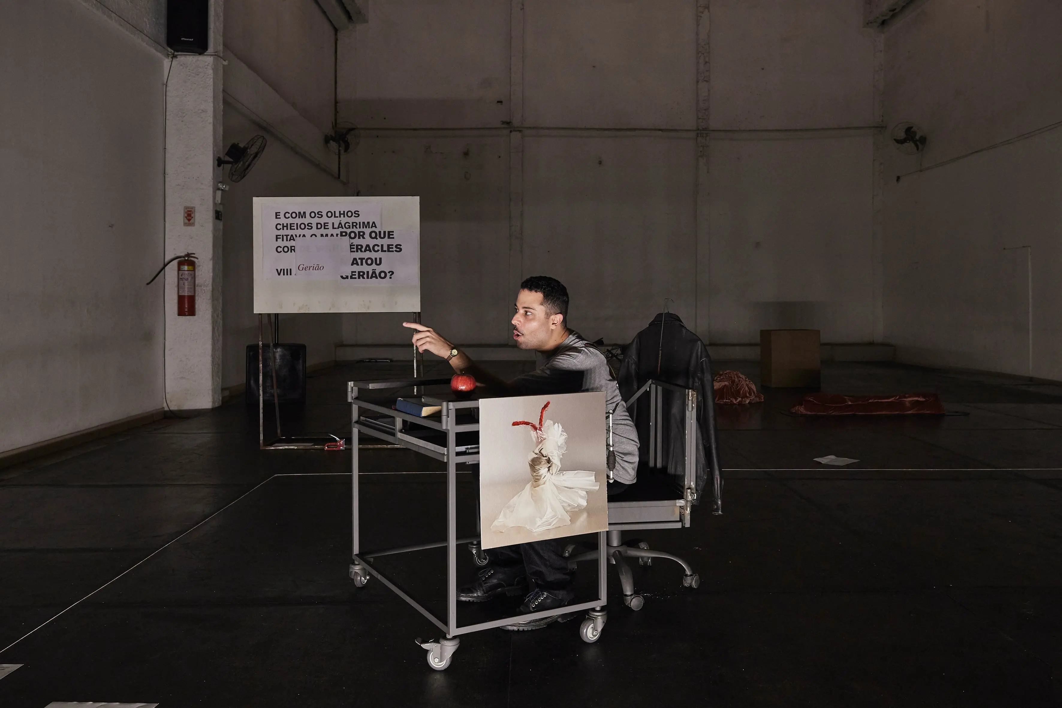 Montagem de Bruno Siniscalchi da obra Autobiografia do Vermelho