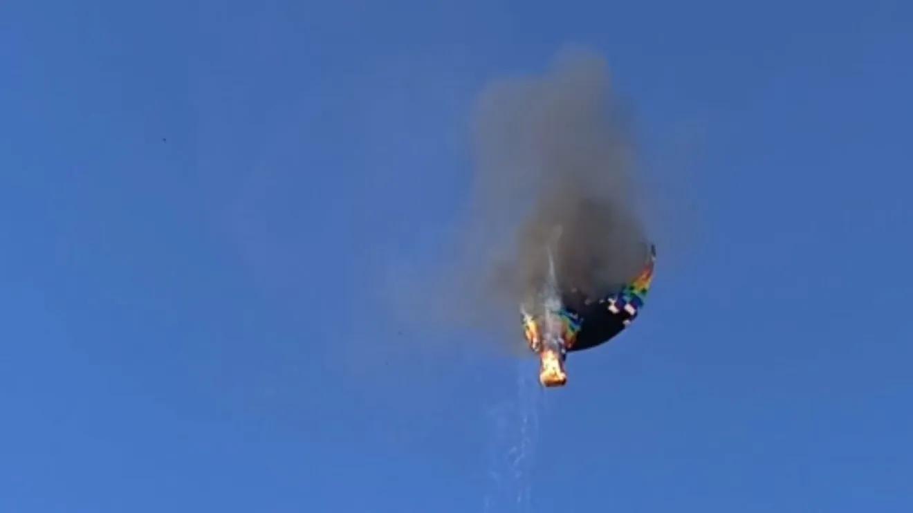 Imagem de balão no ceú azul pegando fogo