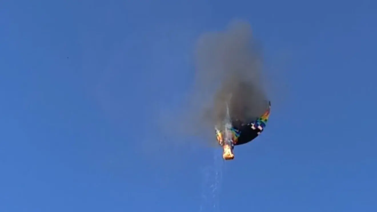 Imagem de balão no ceú azul pegando fogo