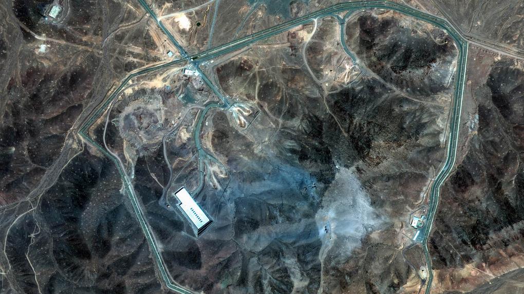 Imagem aérea obtida por satélite da instalação nuclear de Fordow, no Irã, atacada pelos Estados Unidos