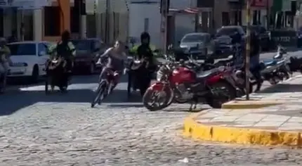 Na imagem, perseguição registrada no município de Barbalha de um homem conduzindo um ciclomotor de forma ilegal