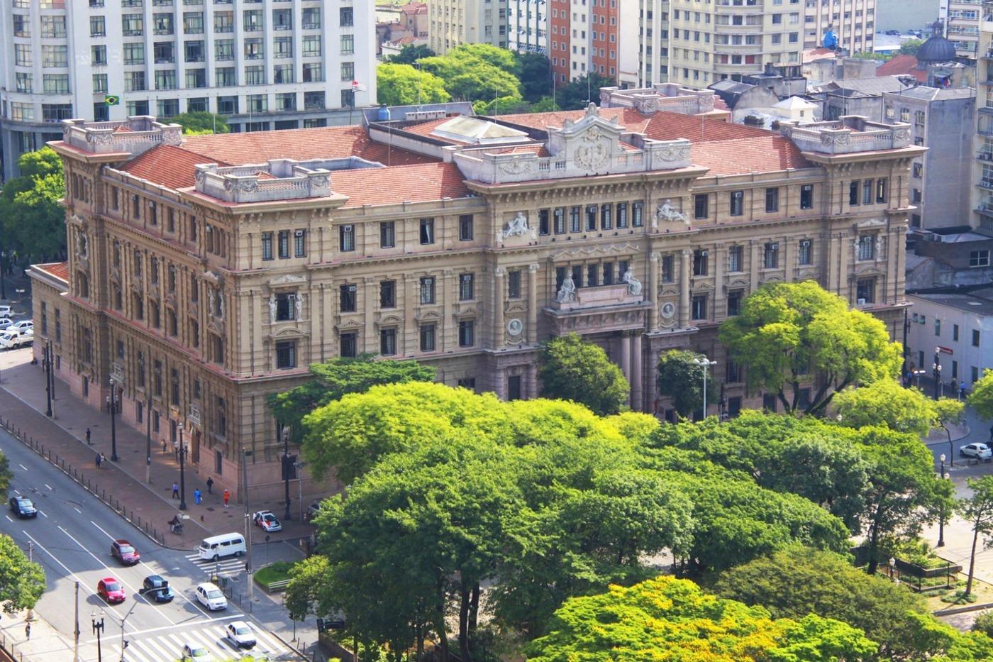 Foto que contém prédio do Tribunal de Justiça de São Paulo em meio a uma praça