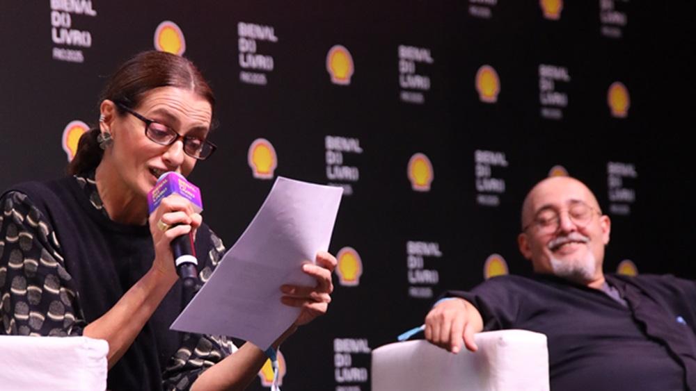 Na imagem, a atriz Denise Fraga na Bienal do Livro do Rio de Janeiro lendo trecho de  