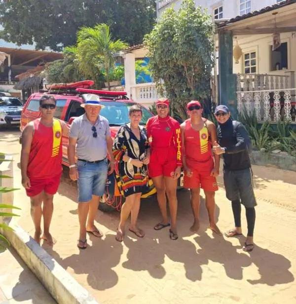 Corpo de bombeiros com a turista gaúcha que passou mal em Jericoacoara