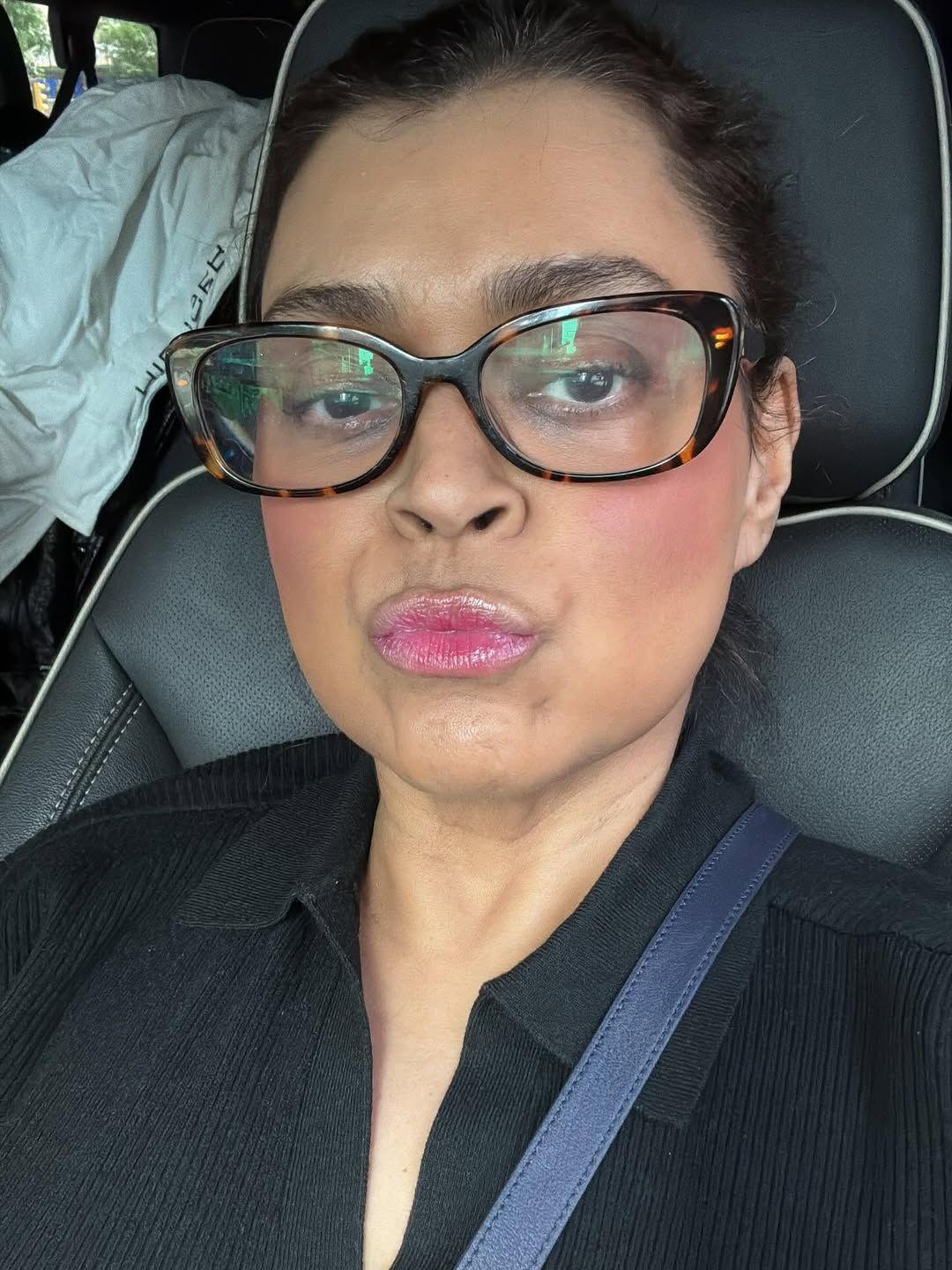 selfie de Preta Gil. ela usa óculos de grau e roupa preta. a cantora deve continuar nos EUA até agosto em tratamento contra câncer