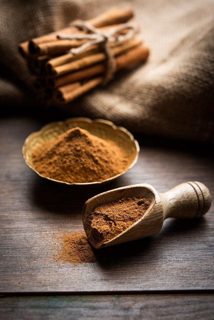 Imagem mostra paus de canela e o pó, também conhecidos como pó de Dalchini, ilustrando decisão da Anvisa que recolheu lote de marca de canela em pó