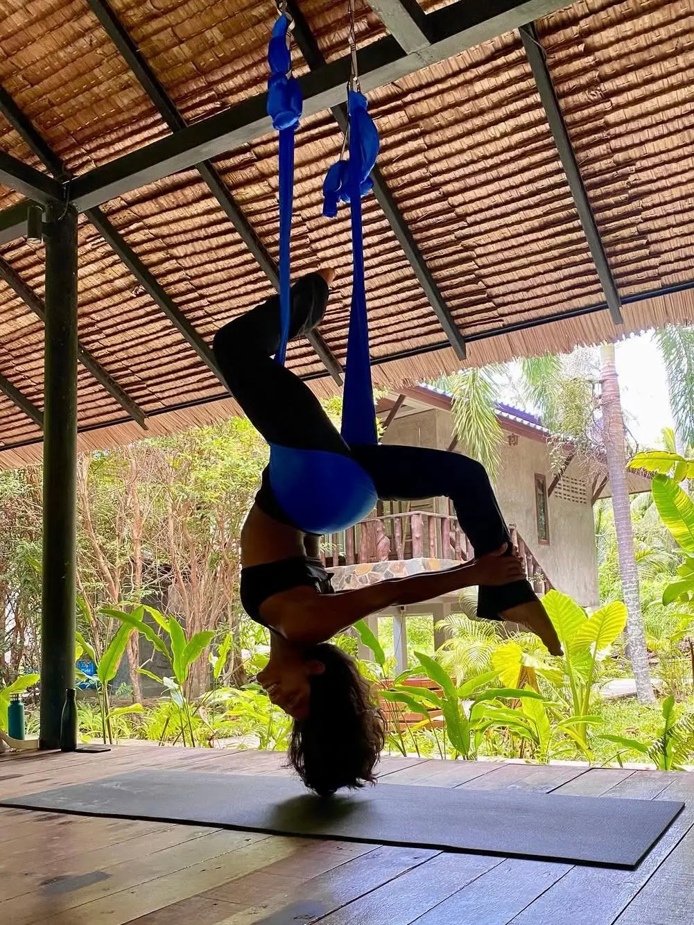 Juliana faz pole dance na Tailândia