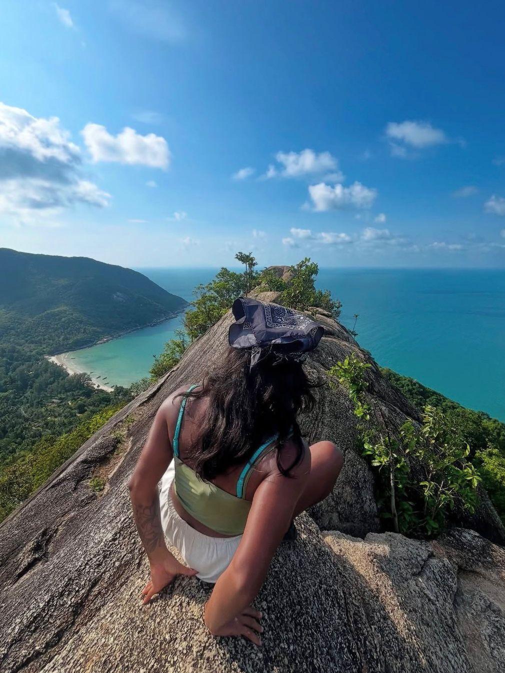 Juliana em uma paisagem de praia na Tailândia