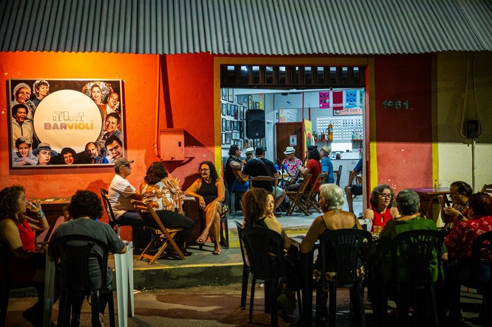 Na imagem, fachada do Barvioli durante apresentação do projeto Choro de Varanda