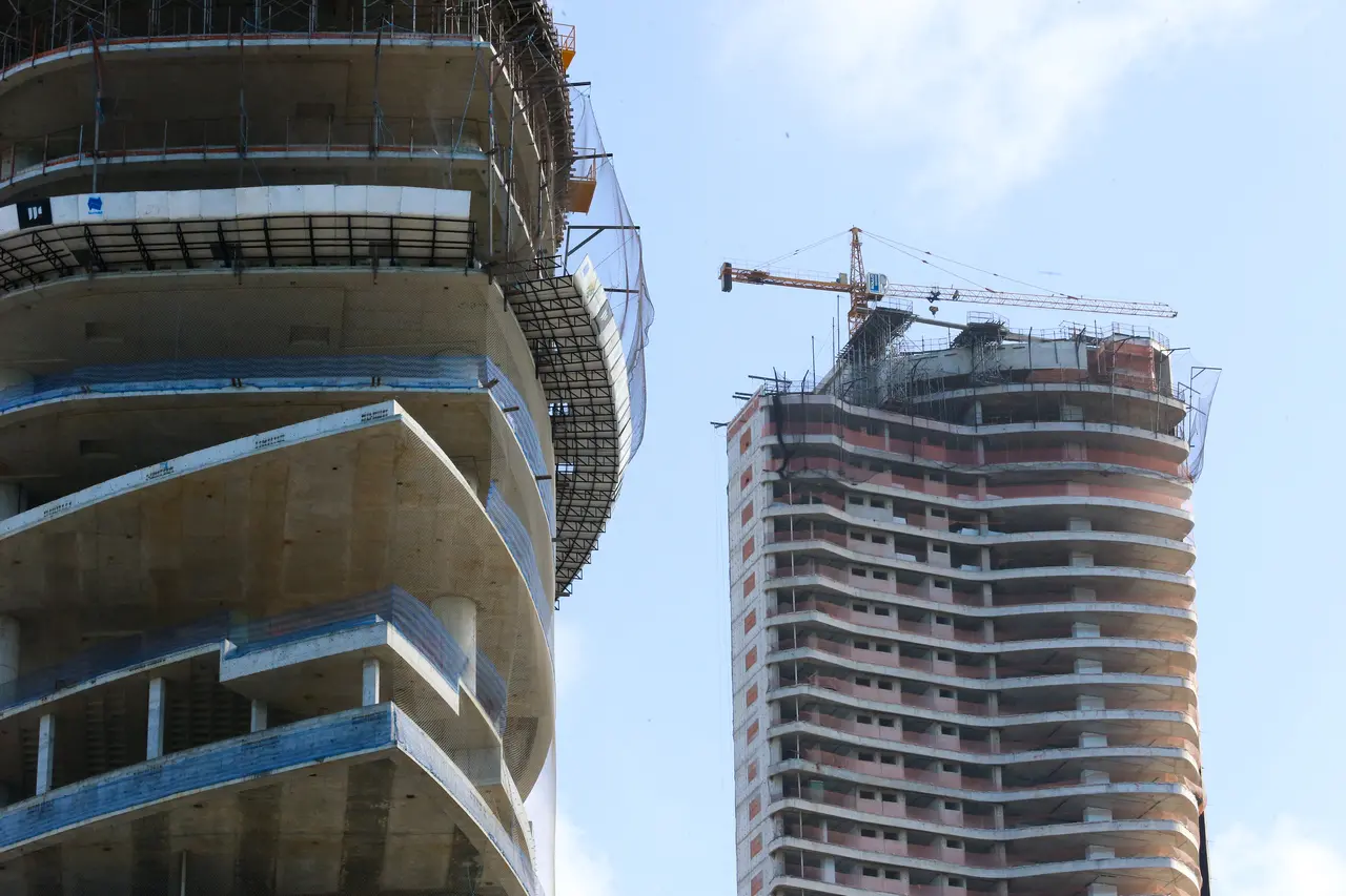 imagem mostra superprédios em construção em Fortaleza