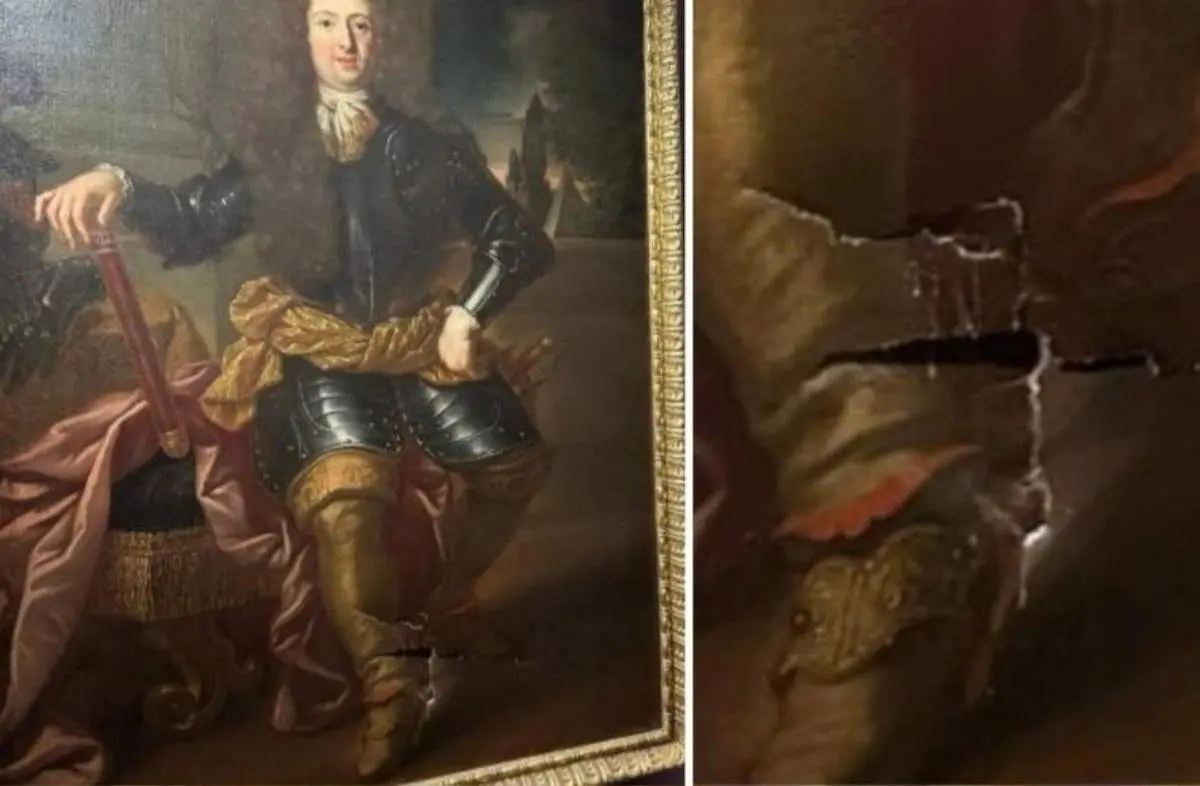 Imagem de uma pintura antiga de um personagem histórico, com sinais de deterioração e rasgos na tela, ressaltando a importância do restauro de obras de arte.