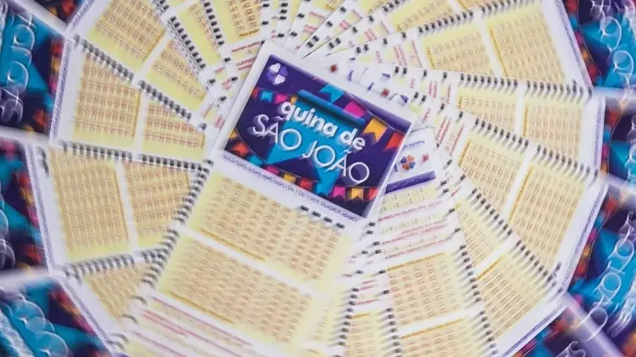 Imagem mostra diversos volantes da Quina de São João dispostos em círculo, ilustrando quantas apostas realizadas no Ceará já venceram a Quina de São João