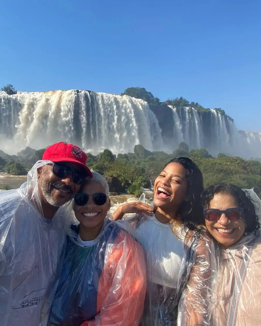 Imagem mostra pai, irmã e mão de Juliana Marins em viagem às Cataratas do Iguaçu, ilustrando carta divulgada pela família após morte de Juliana Marins na Indonésia