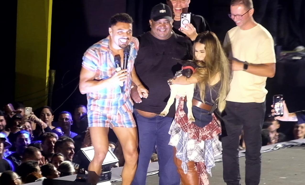 Simone Mendes segurando carneiro durante show na Bahia