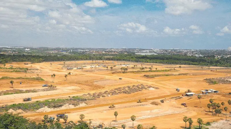 Imagem mostra um terreno em obra