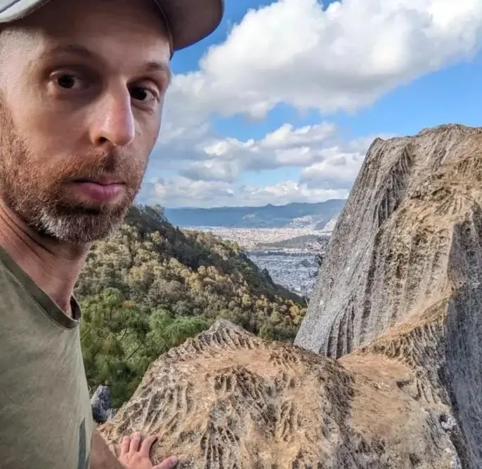 Boaz Bar Anam em selfie em montanha