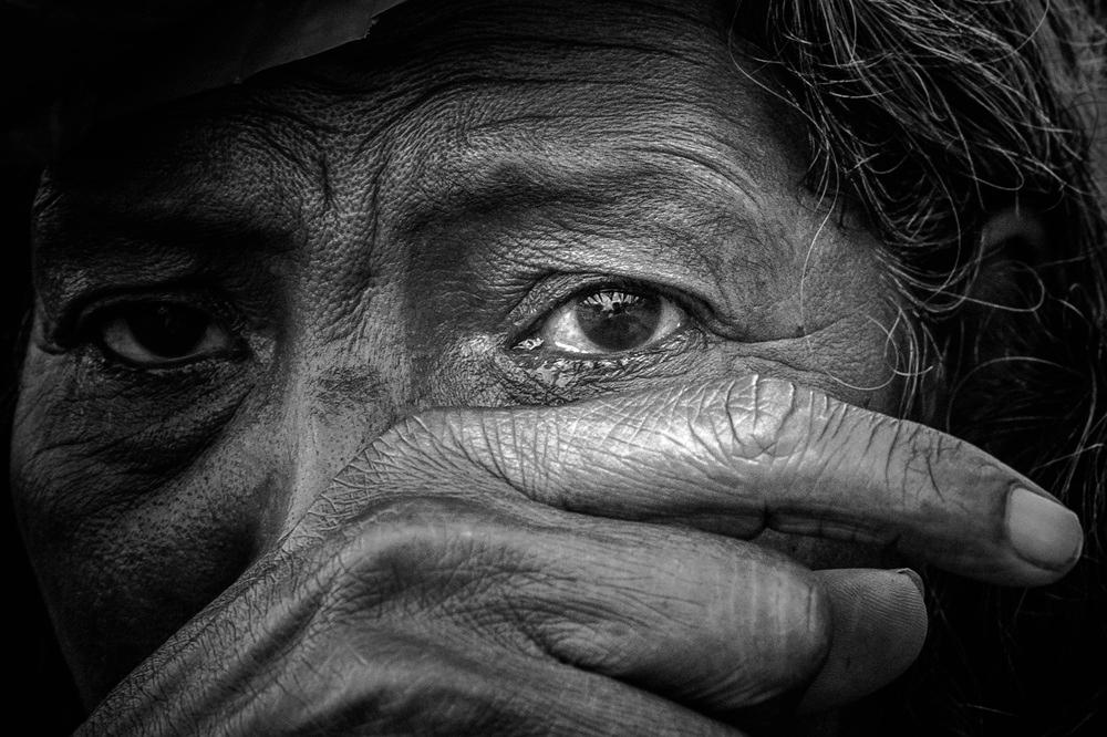 Na imagem, menino com escultura de Padre Cícero na mão em foto captada em Juazeiro do Norte no ano de 1994