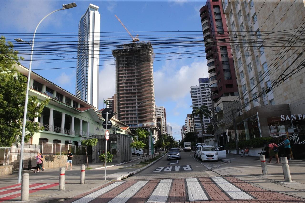 imagem mostra fim da avenida desembargador moreira no cruzamento da avenida beira mar em fortaleza