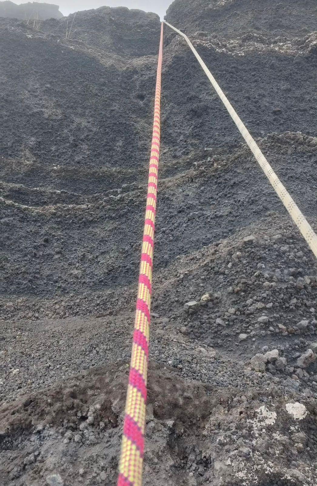 Cordas vermelhas e amarelas sob solo arenoso provavelmente usadas por Agam Rinjani, alpinista que liderou grupo de resgate de Juliana Marins na Indonésia