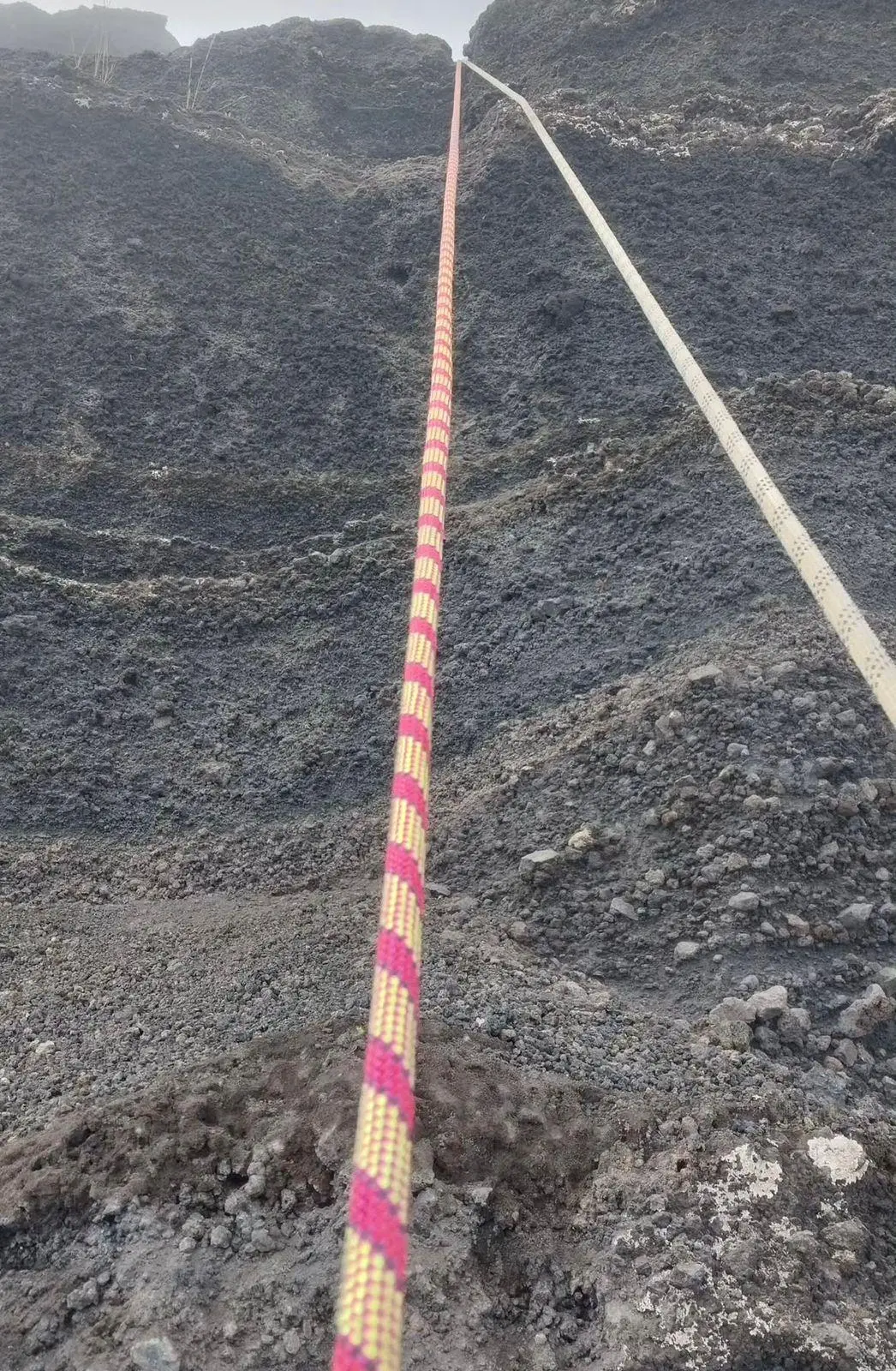 Cordas vermelhas e amarelas sob solo arenoso provavelmente usadas por Agam Rinjani, alpinista que liderou grupo de resgate de Juliana Marins na Indonésia